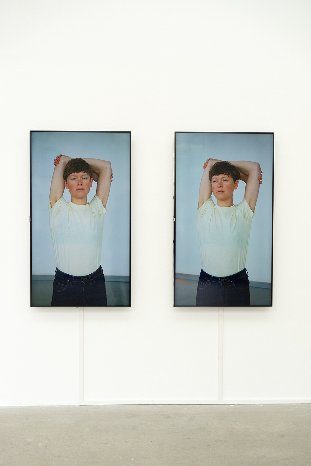 Ein Foto der Arbeit Astrid-Doppel als Zweikanal-Videoinstallation von Sophie Meuresch